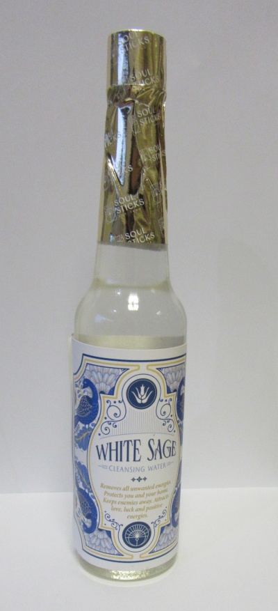 Frasco de White Sage Cleansing Water com rótulo azul e branco e tampa dourada