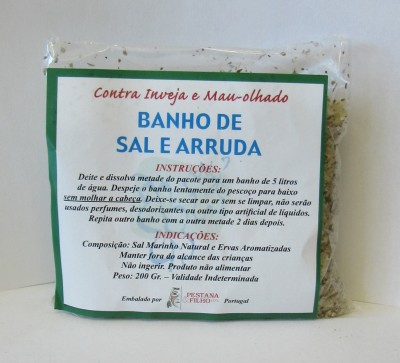 Pacote transparente de Banho de Sal e Arruda com rótulo branco e verde