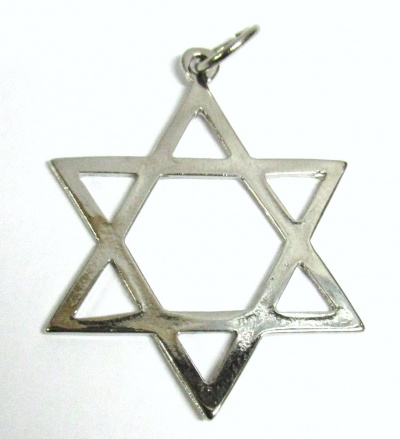Pingente Estrela de Davi metálico prateado sobre fundo branco