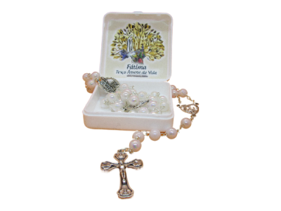 Rosário com caixa branca e cruz prateada