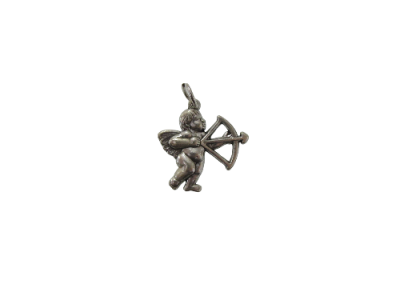 Pendente de anjo com arco e flecha em metal prateado.