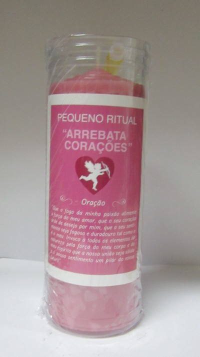 Vela rosa em recipiente de vidro com rótulo com texto em português e imagem de cupido