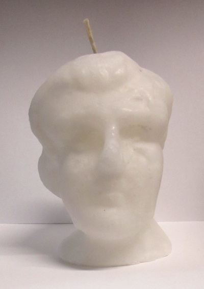 Vela branca em forma de cabeça humana com pavio