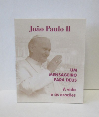 Capa de livro com imagem do Papa João Paulo II e texto em vinho