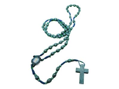 Terço com contas verdes e cruz em pedra escura