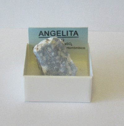 Cristal mineral Angelita em caixa branca com cartão