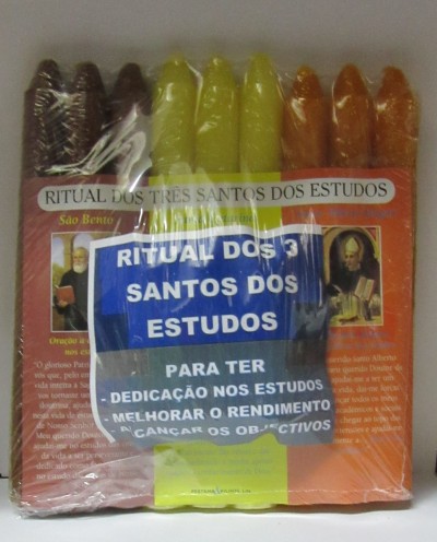 Conjunto de seis velas coloridas embaladas com cartaz sobre ritual dos santos dos estudos