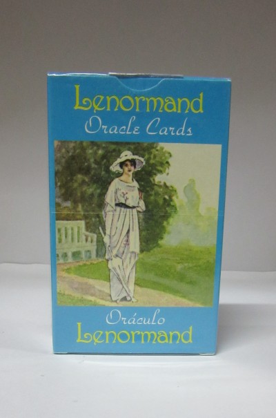 Caixa azul de cartas Lenormand Oracle Cards com imagem de mulher num jardim.