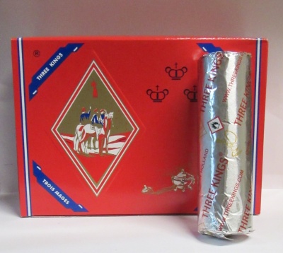 Caixa vermelha com símbolo de três reis e maço prateado com texto Three Kings.