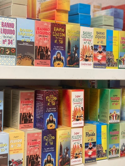 Embalagens coloridas de produtos líquidos para banho e fluido em prateleira.