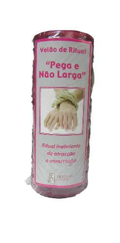 Vela rosa de ritual com texto e imagem de mãos amarradas