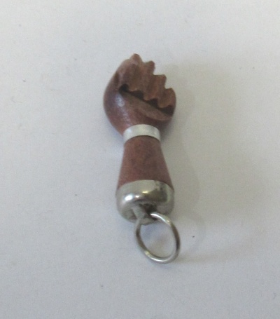 Pendente de madeira em forma de punho com detalhes metálicos