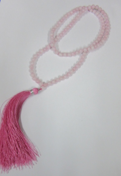 Colar com contas rosadas translúcidas e franja rosa