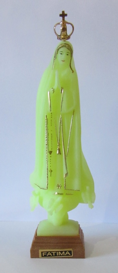 Estátua verde luminosa de Nossa Senhora de Fátima com base castanha e coroa dourada