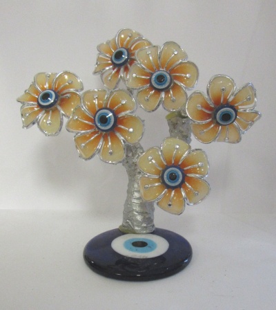 Árvore decorativa com flores e olhos gregos coloridos