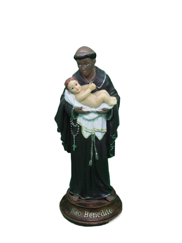 Estátua de São Benedito segurando Menino Jesus sobre base redonda.
