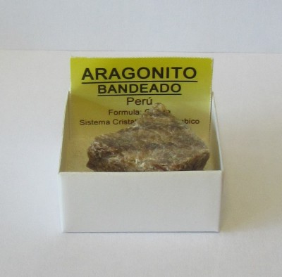 Aragonito bandeado em caixa branca com etiqueta amarela do Peru