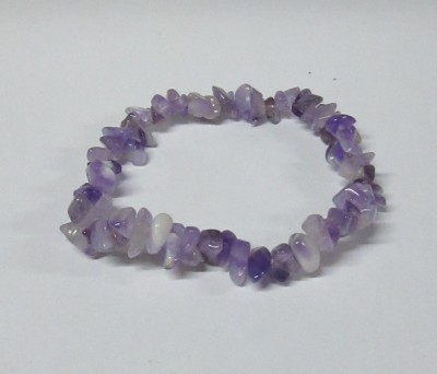 Pulseira de pedras irregulares violetas e brancas sobre fundo branco
