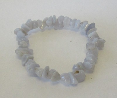 Pulseira elástica de pedras brancas irregulares