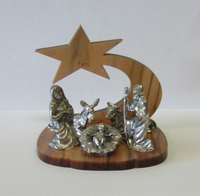 Presépio pequeno com figuras em metal prateado e base de madeira com estrela