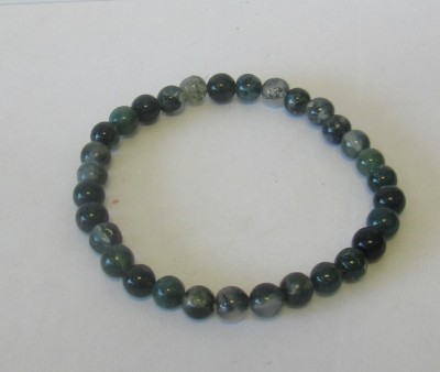 Pulseira de contas redondas em verde escuro, azul e cinza sobre fundo branco.