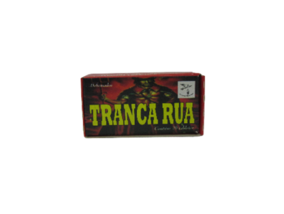 Embalagem retangular vermelha e preta com texto amarelo TRANCA RUA e figura humana