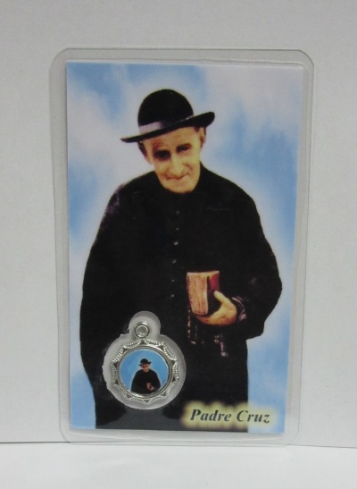 Cartão com imagem do Padre Cruz e pendente prateado com a mesma imagem