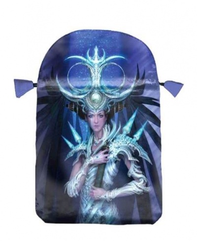 Bolsa com estampa de personagem feminina com armadura branca e azul em fundo azul escuro