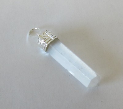 Pendente em cristal branco translúcido com suporte metálico prateado