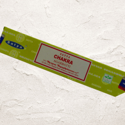 Embalagem verde de incenso Satya Chakar Agarbatti com texto e etiquetas