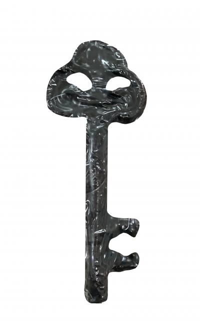 Chave grande de metal preto em fundo branco