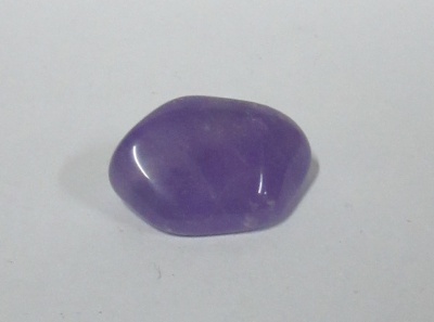 pedra polida roxa sobre superfície branca