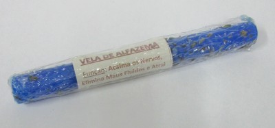 Vela azul com padrão de estrelas douradas embalada em plástico com etiqueta explicativa