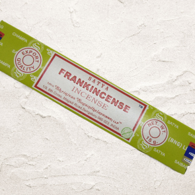 Caixa verde de incenso Satya Frankincense com texto vermelho e branco
