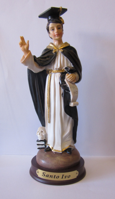 Estátua de Santo Ivo com túnica branca e capa preta sobre base redonda