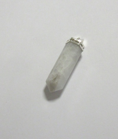 Pendente de pedra branca translúcida hexagonal com suporte metálico
