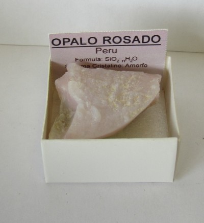 Opalo rosado rosa numa caixa branca com cartão informativo