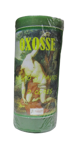 Rolo verde de tecido embalado com etiqueta colorida e texto amarelo