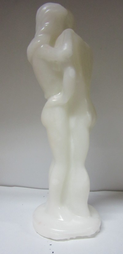 Escultura branca de casal nu a abraçar-se sobre base oval