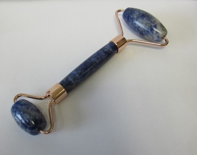 Rolo facial azul escuro de pedra com estrutura metálica cor de ouro rosa