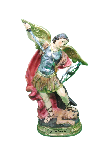 Estátua colorida de São Miguel Arcanjo com espada e asas verdes.