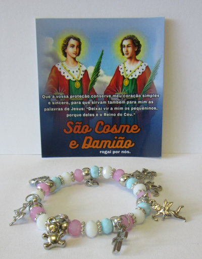 Pulseira colorida com pendentes metálicos e cartão com imagem de santos e texto em português