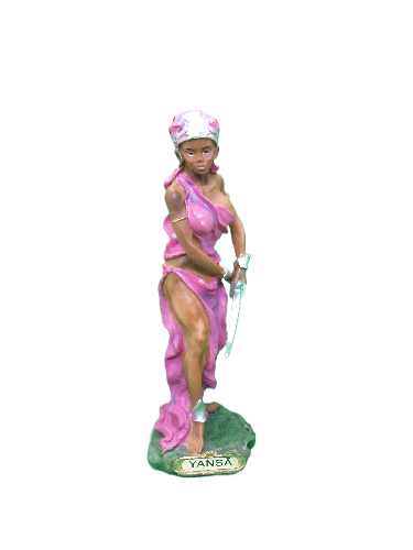 Estátua de mulher vestida de rosa segurando adaga com base verde e inscrição YANSA