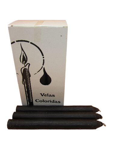 Caixa branca com velas coloridas e cinco velas pretas