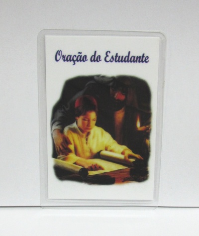 Cartão de plástico com texto 'Oração do Estudante' e imagem de menino estudando à luz de vela