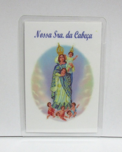 Cartão plástico com imagem religiosa de Nossa Sra. da Cabeça, Nossa Senhora com Menino Jesus e anjinhos, texto azul no topo