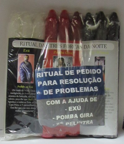 Conjunto de velas vermelhas, pretas e brancas com folheto de ritual em plástico