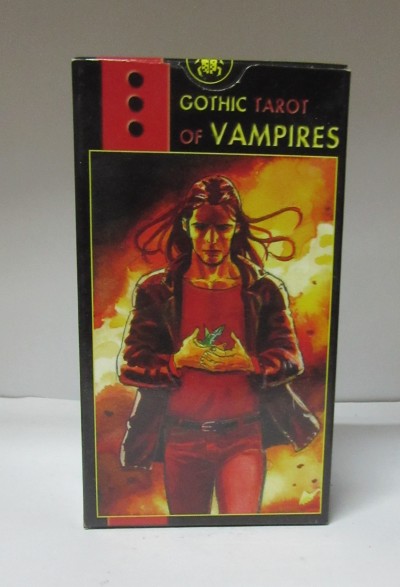 Baralho Gothic Tarot of Vampires com imagem de homem de vermelho na caixa