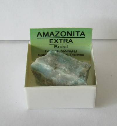 Pedra Amazonita Extra na caixa com etiqueta verde