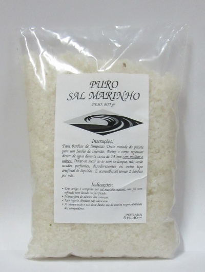 Pacote transparente com sal marinho grosso branco e etiqueta com instruções em português